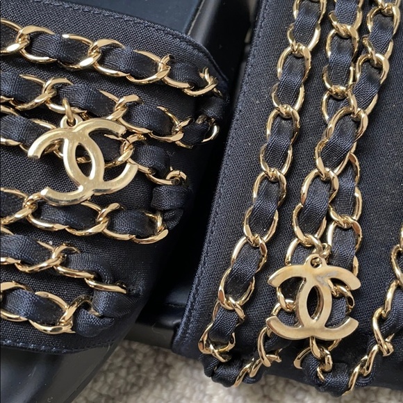 CHANEL navy slides gold chain and CC charms. - Picture 12 of 13